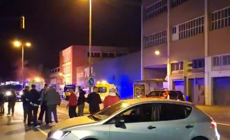 Drama a Bellvitge: Un autobús i cinc vehicles arrasats per les flames en plena nit