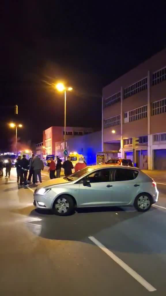 Drama a Bellvitge: Un autobús i cinc vehicles arrasats per les flames en plena nit
