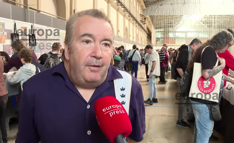 Els joves melòmans es deixen captivar pel vinil: la Fira Internacional del Disc de Barcelona fa furor!