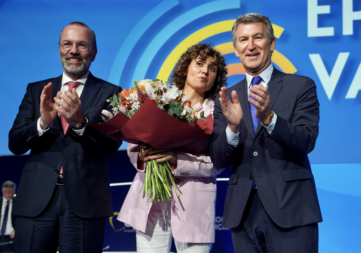 La jefa de la delegación española en el Grupo PPE, Dolors Montserrat, el presidente del PP, Alberto Núñez Feijóo, (D) y el presidente del Partido Popular Europeo, Manfred Weber, (I) en la clausur