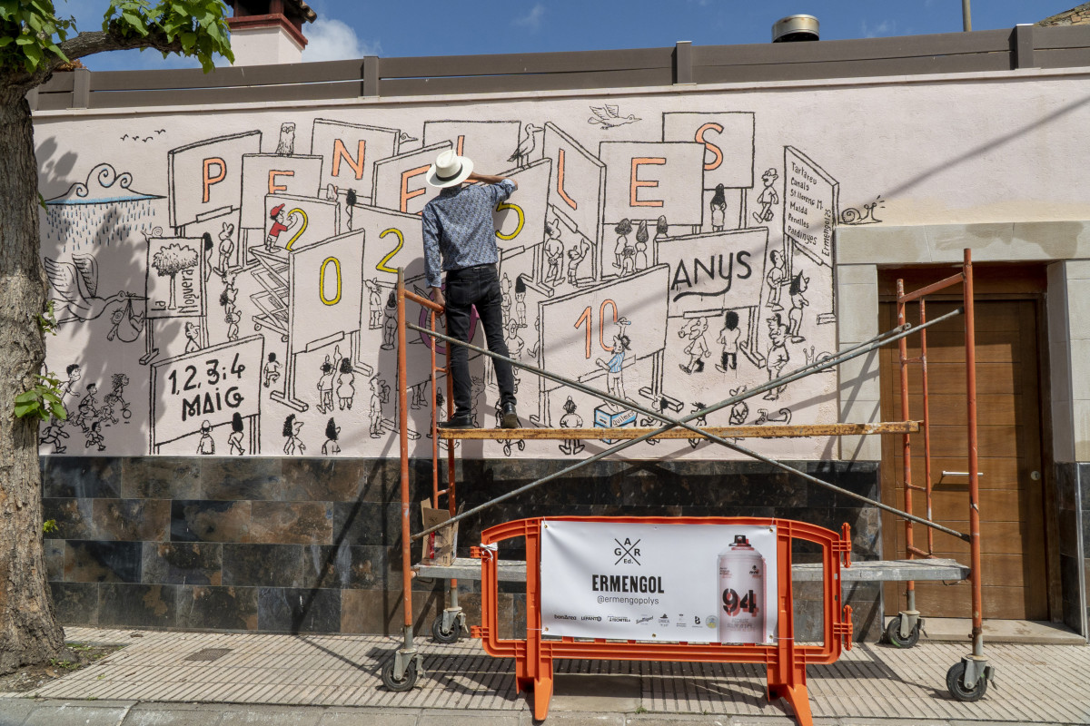 El dibuixant Ermengol pintant un mural