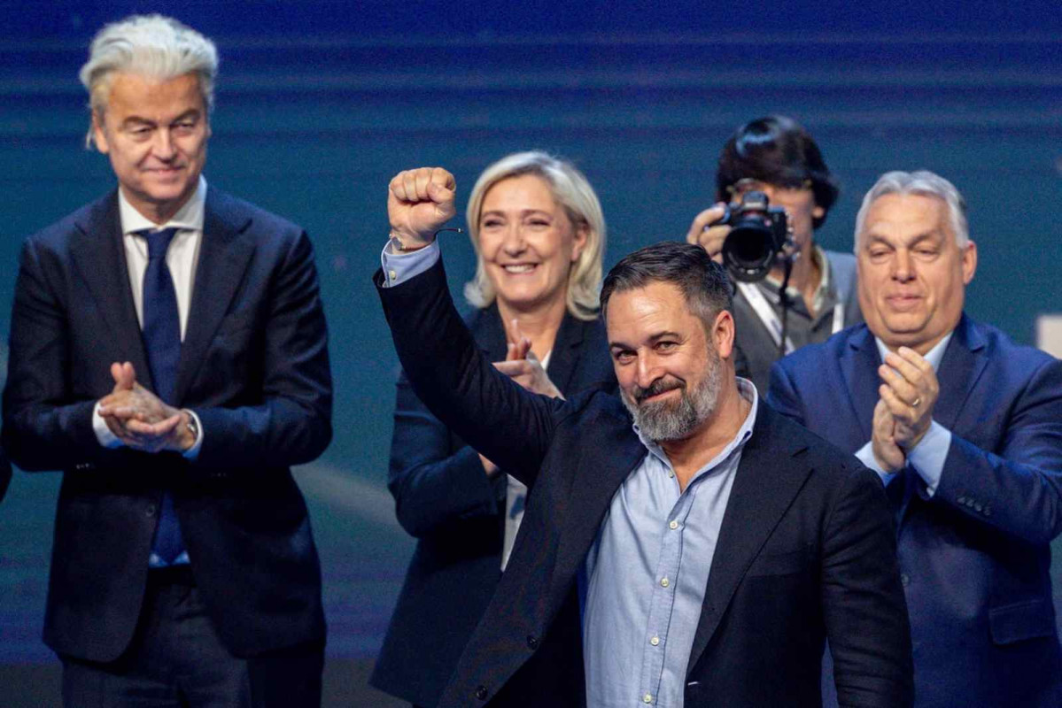 El líder de Vox, Santiago Abascal (c), durante la cumbre ‘Patriots’, con Marine Le Pen, Viktor Orban y Geert Wilders,  en Hotel Marriott Auditorium, a 8 de febrero de 2025, en Madrid (España)