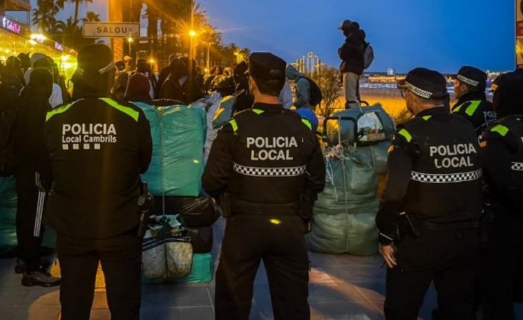 Cambrils es blinda contra el 'top manta': nova estratègia per evitar la seva expansió des de Salou