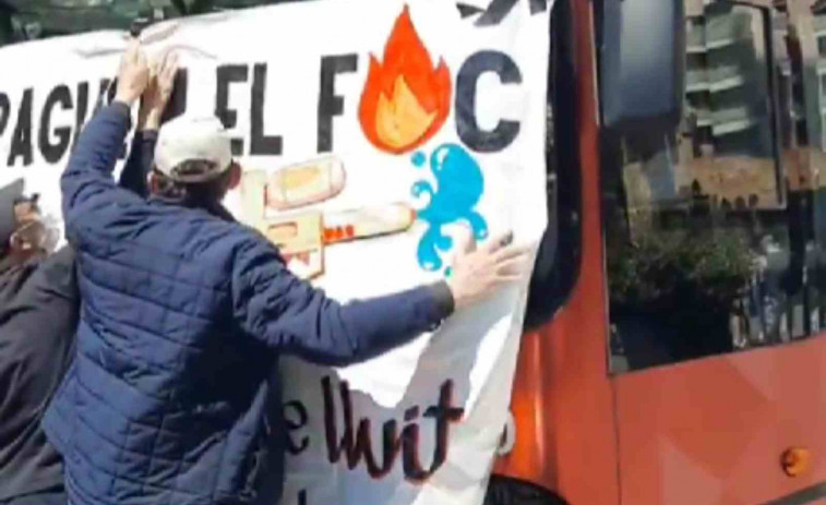 Manifestants assalten un bus turístic amb pistoles d'aigua a Barcelona