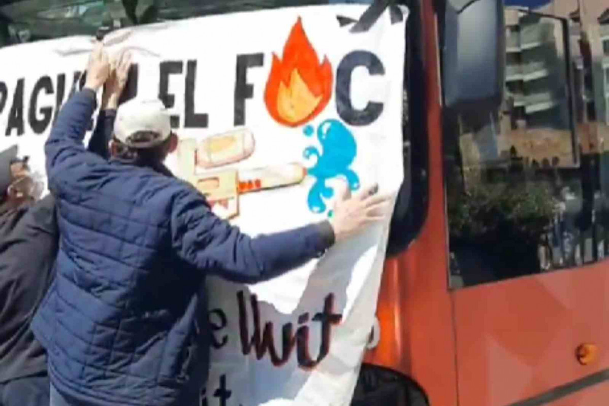 Manifestantes bloqueando el bus turístico