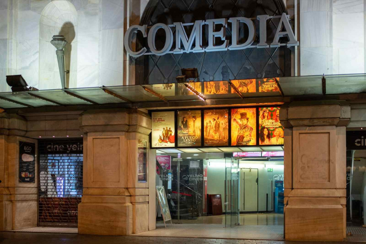 Fachada del cine Comedia antes de la última proyección, a 14 de enero de 2024