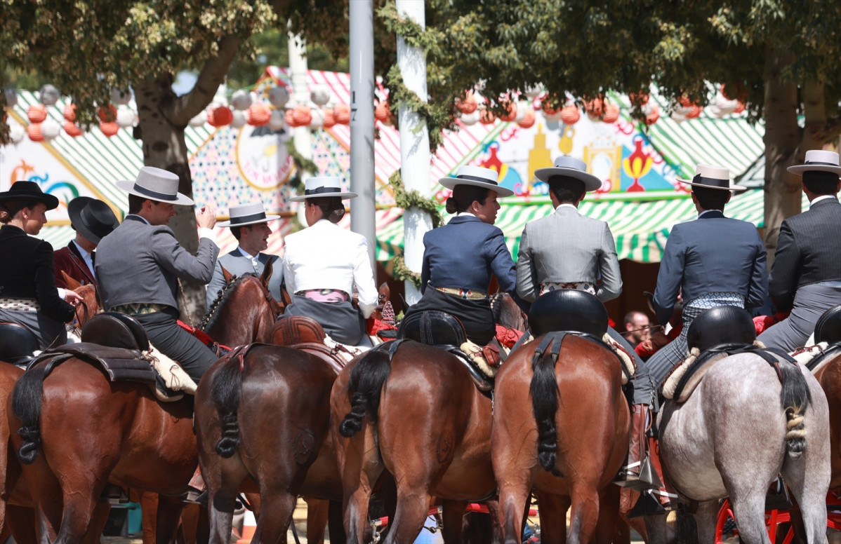 EuropaPress 5893216 caballistas real feria 16 abril 2024 sevilla andalucia espana hoy caluroso