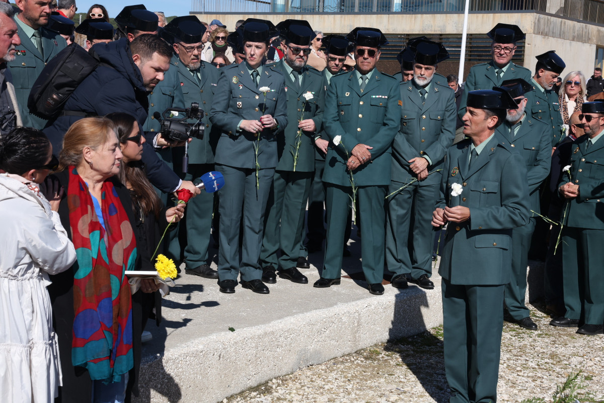 EuropaPress 6508972 madre agentes ofrenda floral homenaje guardias civiles fallecidos puerto