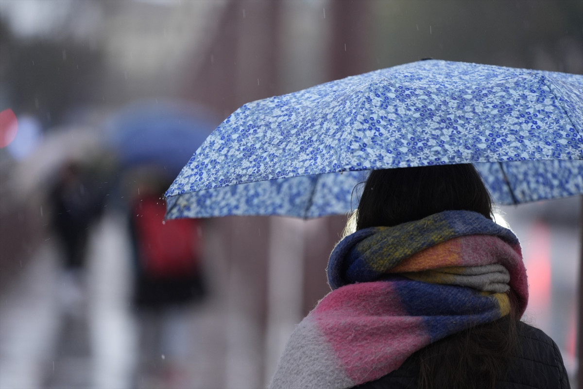 EuropaPress 6554715 persona protege lluvia paraguas 03 marzo 2025 sevilla andalucia espana