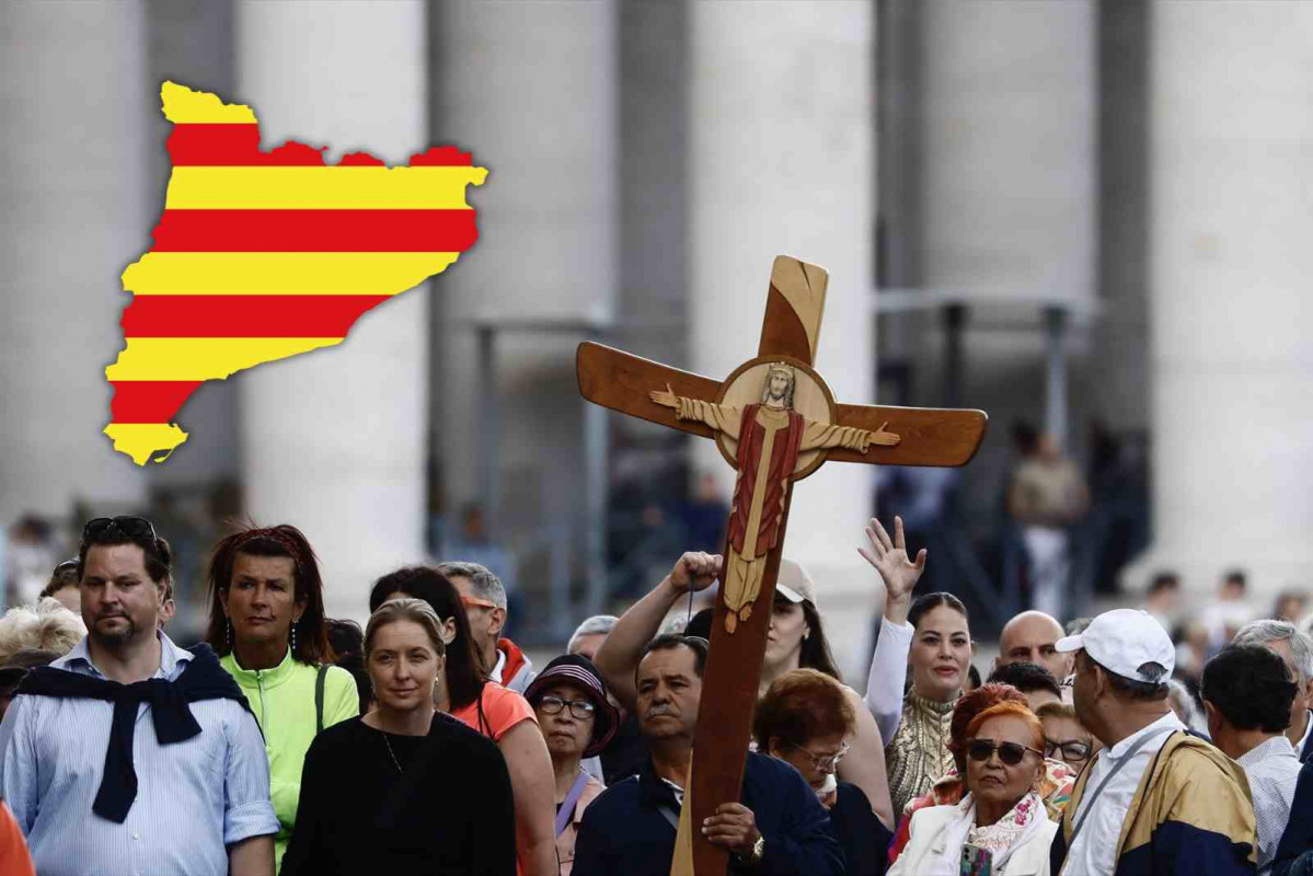 Fieles en la Plaza de San Pedro durante el segundo día del cónclave para la elección del próximo Papa — Ciudad del Vaticano   EUROPAPRESS   Fotomontaje con la bandera de Catalunya