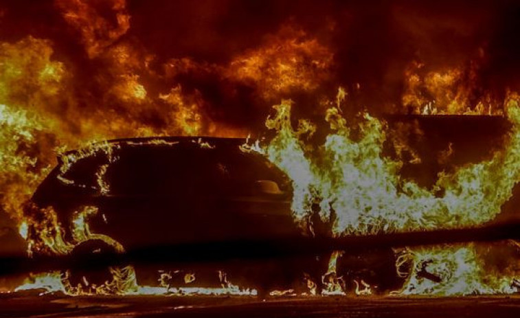 Alarma als Bombers de Barcelona per la impredictible perillositat de les bateries de liti en incendis