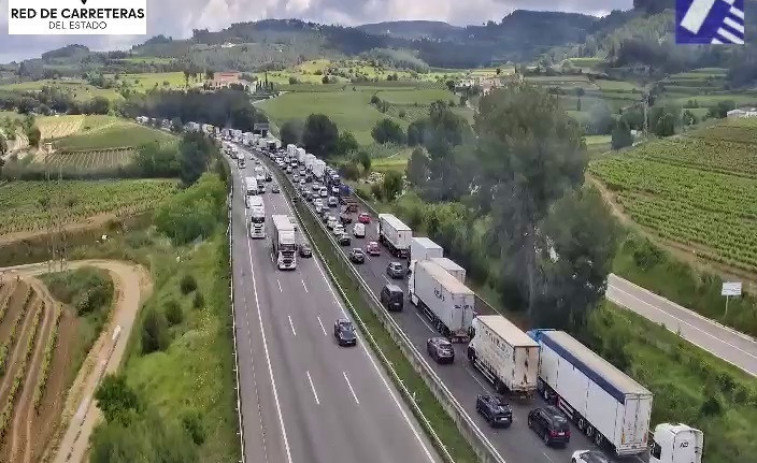 Dos carrils tallats i 9 quilòmetres de cues en la AP-7 entre Subirats i Vilafranca