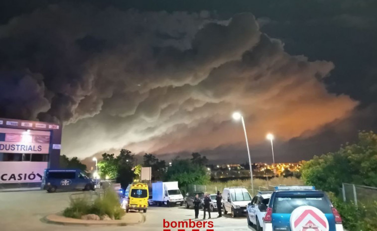 Bombers i el GRIT intenten sufocar un gran incendi químic  a Vilanova i la Geltrú i confinen a Roquetes, Cubelles, Cunit i Calafell