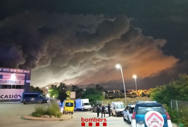 Bombers i el GRIT intenten sufocar un gran incendi químic  a Vilanova i la Geltrú i confinen a Roquetes, Cubelles, Cunit i Calafell