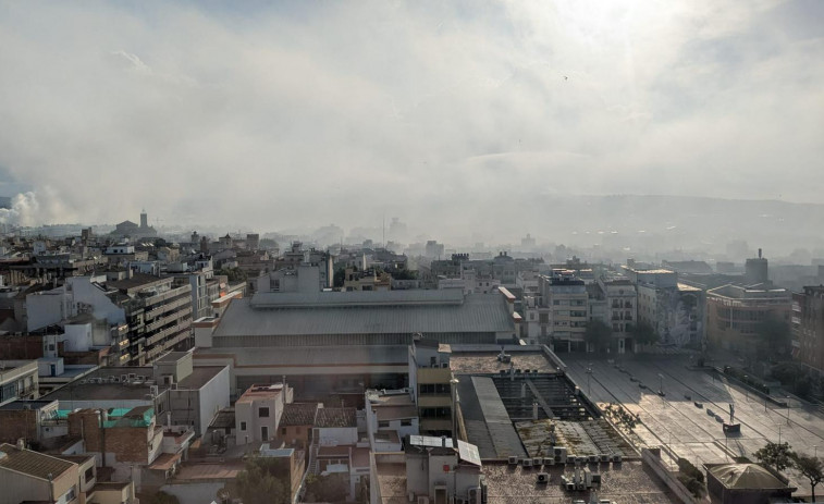 Vilanova i la Geltrú cancel·la totes les activitats a l'aire lliure per l'alerta química després de l'incendi