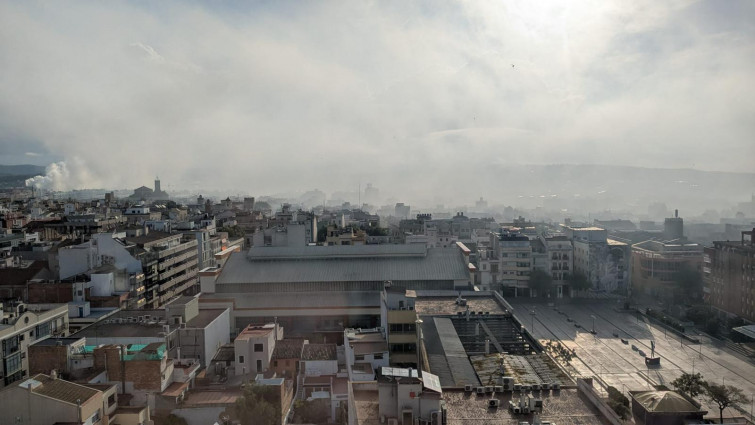 Vilanova i la Geltrú cancel·la totes les activitats a l'aire lliure per l'alerta química després de l'incendi