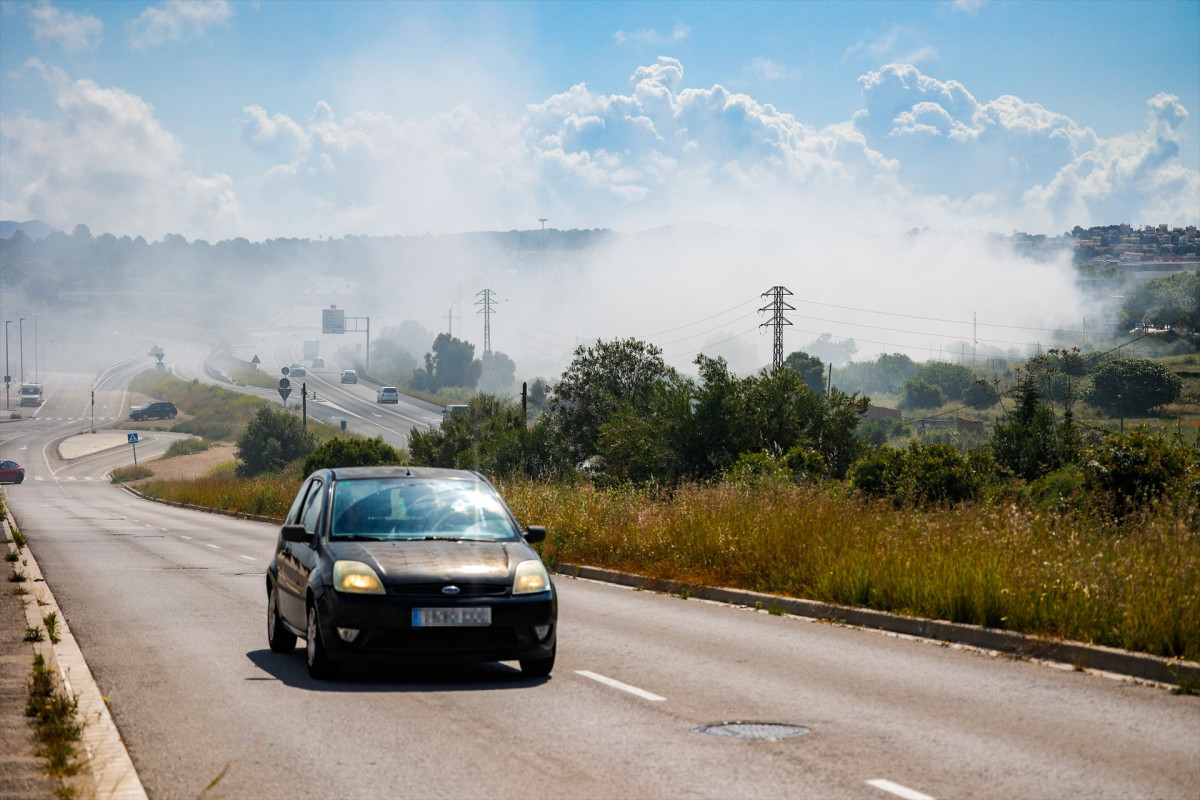 EuropaPress 6710856 nube toxica provocada incendio 10 mayo 2025 vilanova geltru barcelona