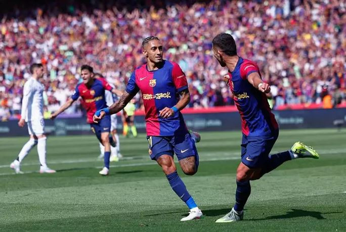 El Barça guanya al Real Madrid (4-3) en un clàssic d'infart i deixa La Lliga a les portes del títol.