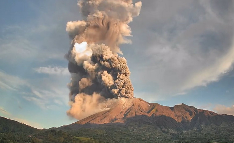 Erupció espectacular del volcà Kanlaon: una gran columna de cendra força evacuacions massives