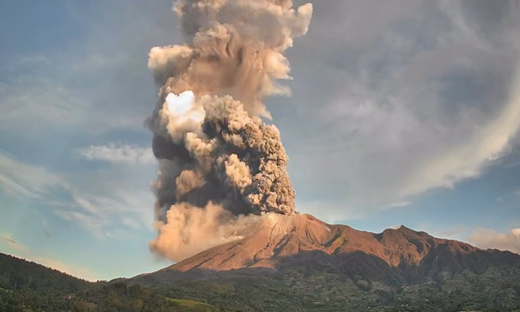 Erupció espectacular del volcà Kanlaon: una gran columna de cendra força evacuacions massives