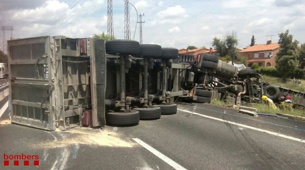 EuropaPress 1622478 catalunya sucesos  dos heridos chocar dos camiones ap 7 martorell barcelona