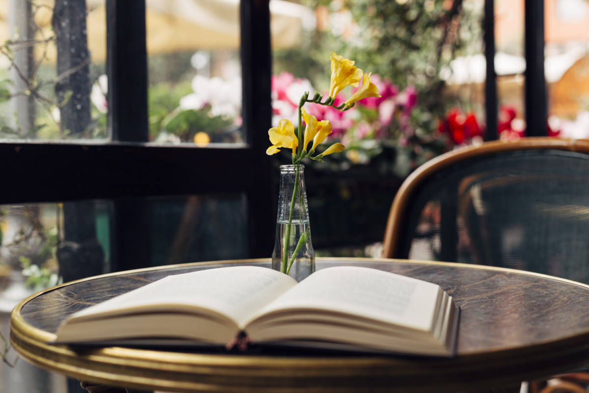 Libro abierto sobre una mesa