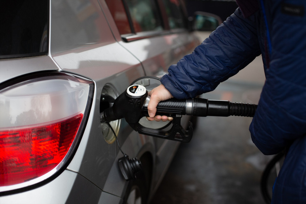 EuropaPress 4313537 hombre reposta gasolina gasolinera barcelona 11 marzo 2022 barcelona