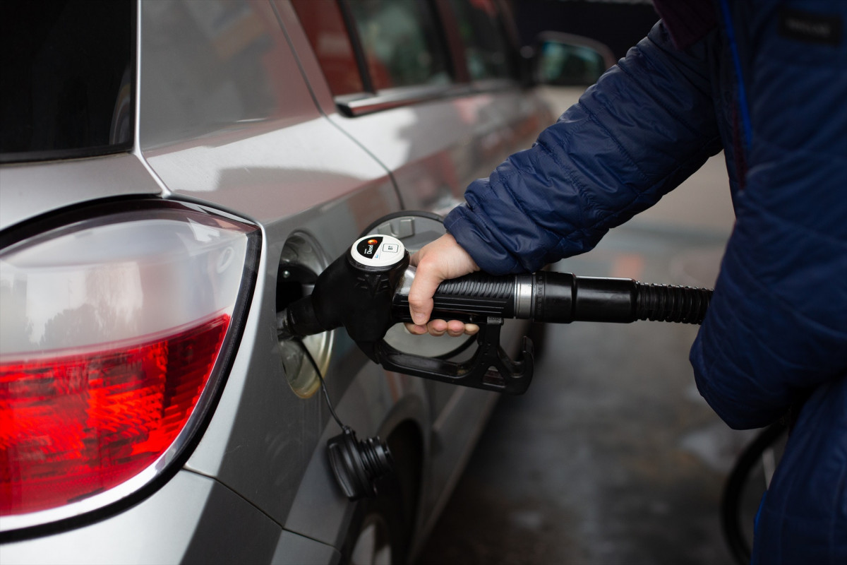EuropaPress 4313537 hombre reposta gasolina gasolinera barcelona 11 marzo 2022 barcelona