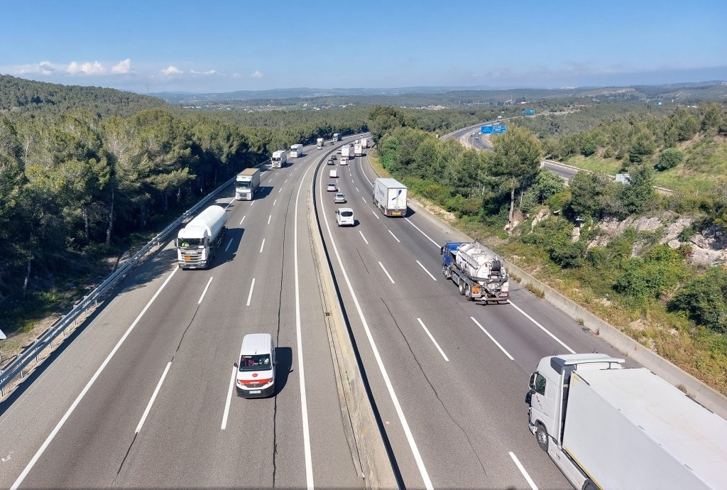EuropaPress 6687230 diversos camiones circulan tramo ap 7 tarragona altafulla paralelo autovia