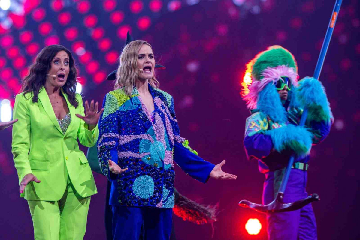 13 de mayo de 2025, Suiza, Basilea Las presentadoras Hazel Brugger (der.) y Sandra Studer cantan en el programa de la primera semifinal del 69.º Festival de la Canción de Eurovisión en el Arena St
