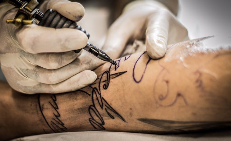 Estiu i tattoos: és segur anar a la platja o piscina amb un tatuatge o pírcing acabat de fer?