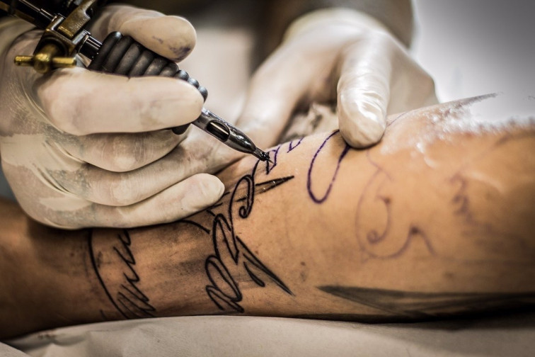 Estiu i tattoos: és segur anar a la platja o piscina amb un tatuatge o pírcing acabat de fer?