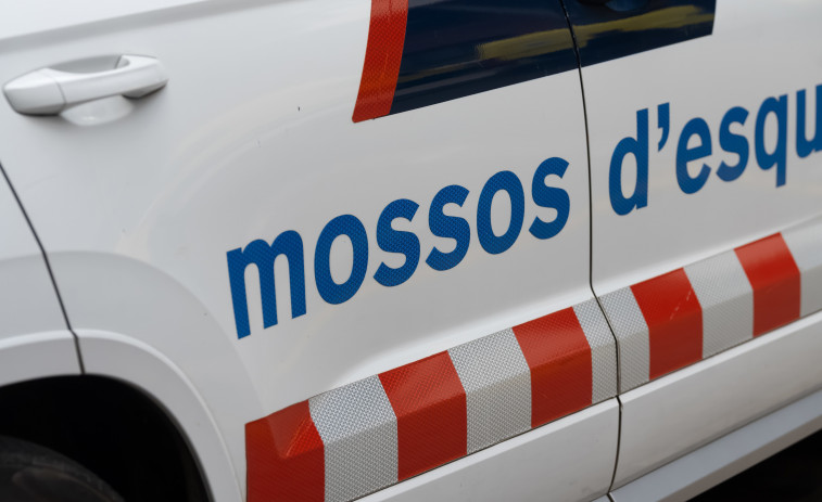 Un detingut pega un cop de puny a un agent de Mossos a la comissaria i el jutge el deixa en llibertat