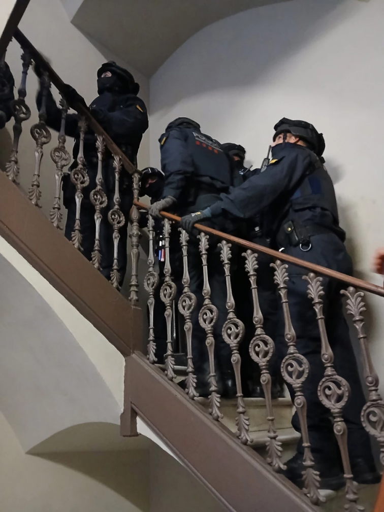 Detingut a Barcelona per estafar unes 50 persones amb lloguers de pisos inexistents