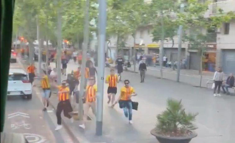 VÍDEO | Greus incidents després de la derrota del Sant Andreu: radicals ataquen l'autobús del Rayo Majadahonda
