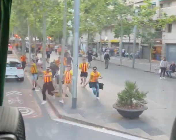 VÍDEO | Greus incidents després de la derrota del Sant Andreu: radicals ataquen l'autobús del Rayo Majadahonda
