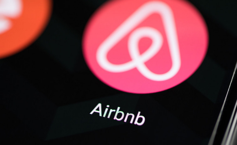 Cop a l'oferta turística il·legal: Consum ordena a Airbnb bloquejar desenes de milers d'anuncis irregulars