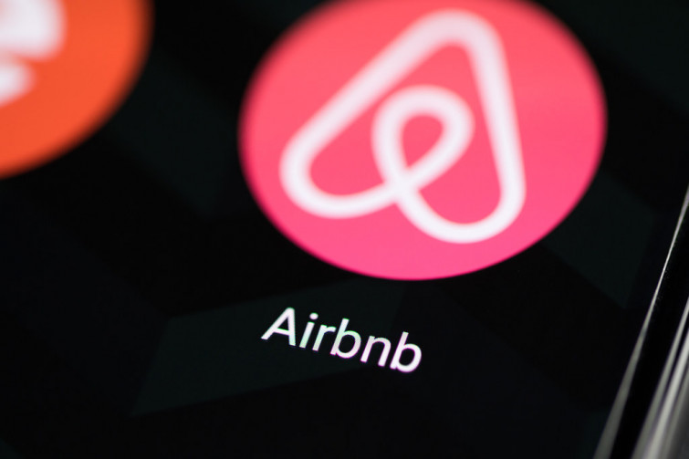 Cop a l'oferta turística il·legal: Consum ordena a Airbnb bloquejar desenes de milers d'anuncis irregulars