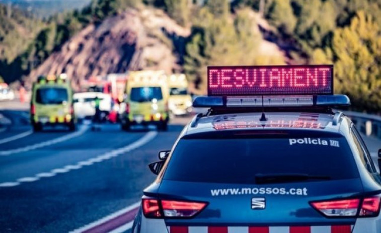 Tragèdia a l'AP-7: mor un conductor en bolcar el seu vehicle a Masdenverge