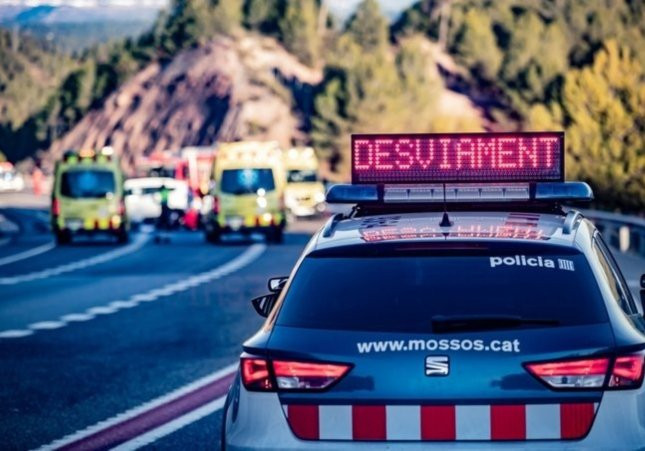 Tragèdia a l'AP-7: mor un conductor en bolcar el seu vehicle a Masdenverge