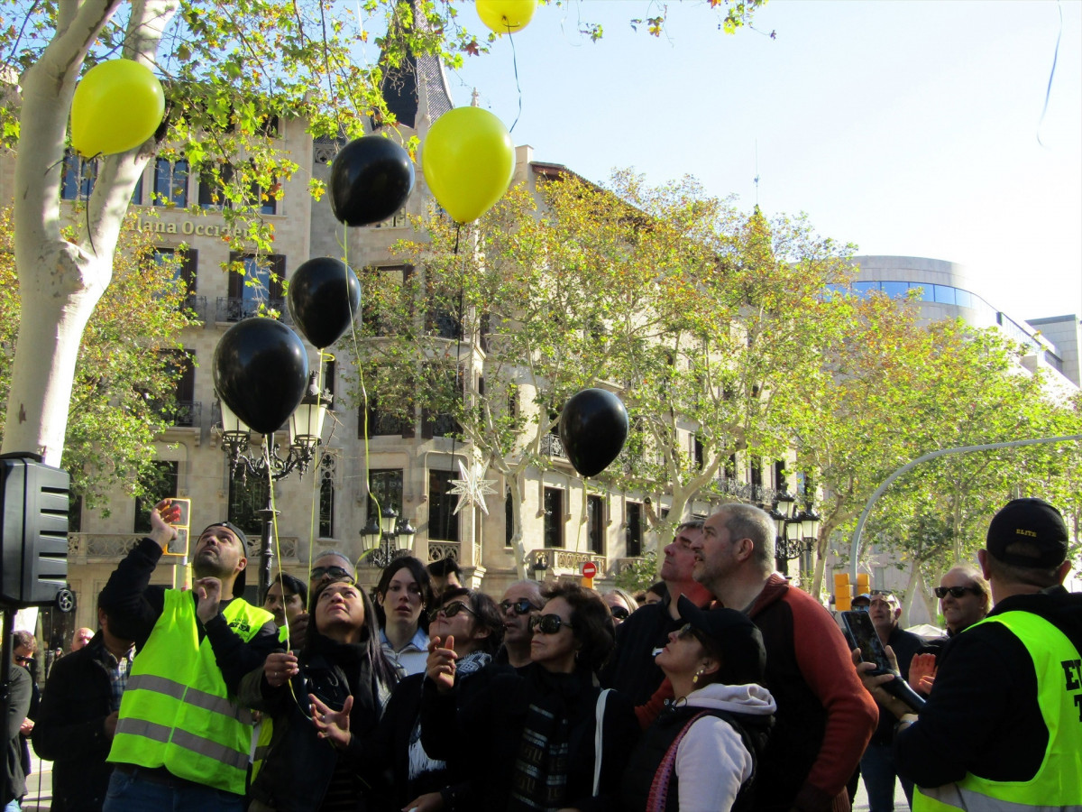 EuropaPress 5562302 familia taxista muerto lanza globos negros amarillos cielo