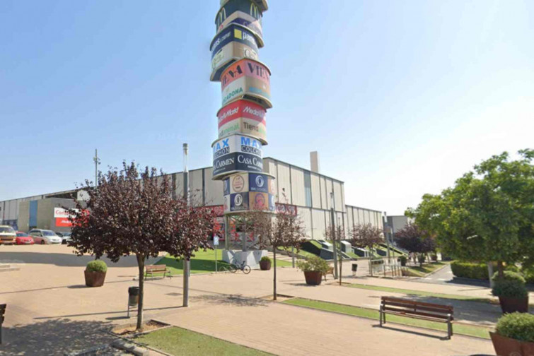 Mor una persona per l'impacte d'un panell de formigó al centre comercial Via Sabadell