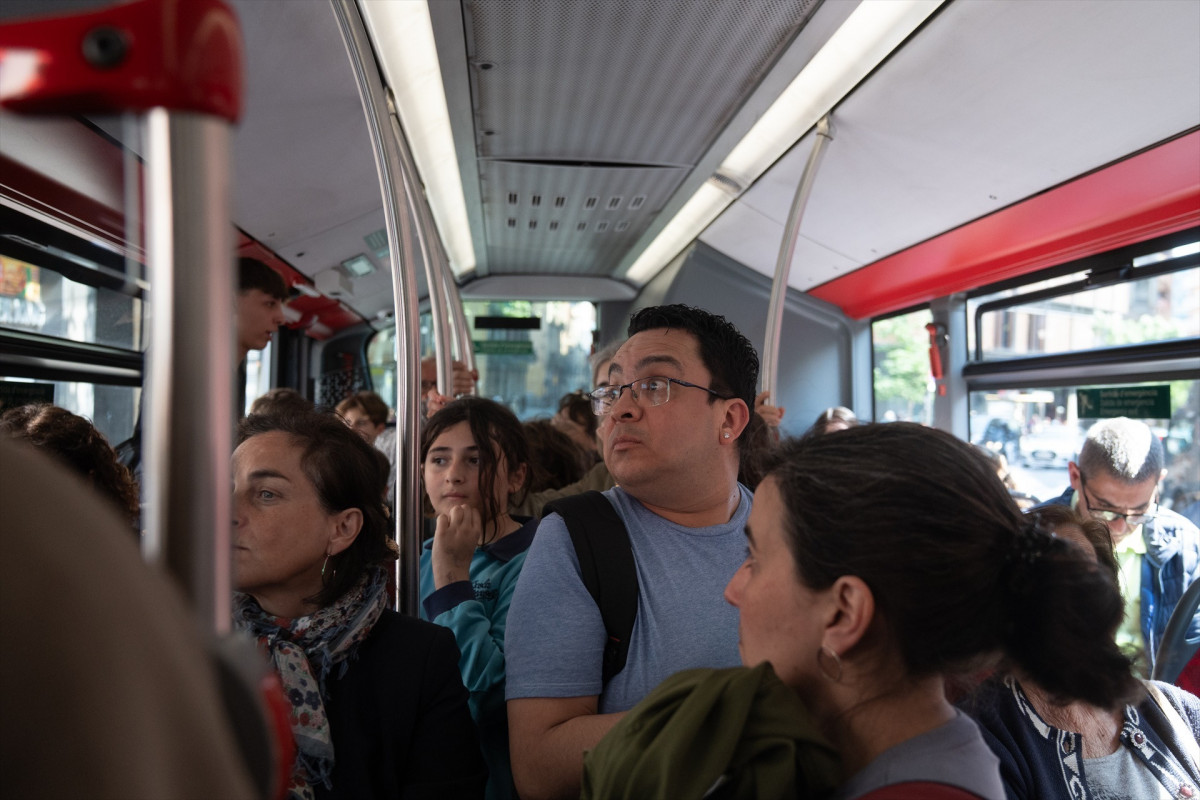 EuropaPress 6685575 varias personas interior autobus 28 abril 2025 barcelona cataluna espana (1)