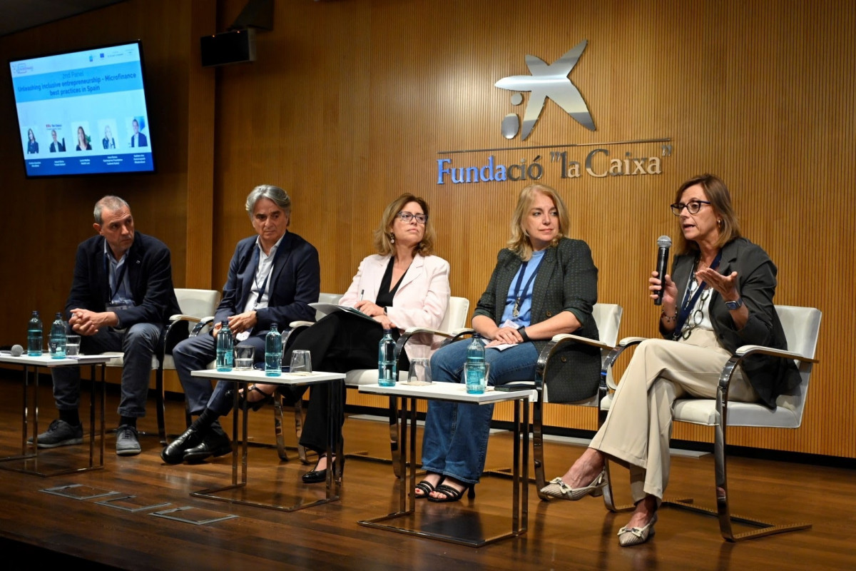 EuropaPress 6740748 cristina gonzalez directora general microbank primera derecha mesa redonda