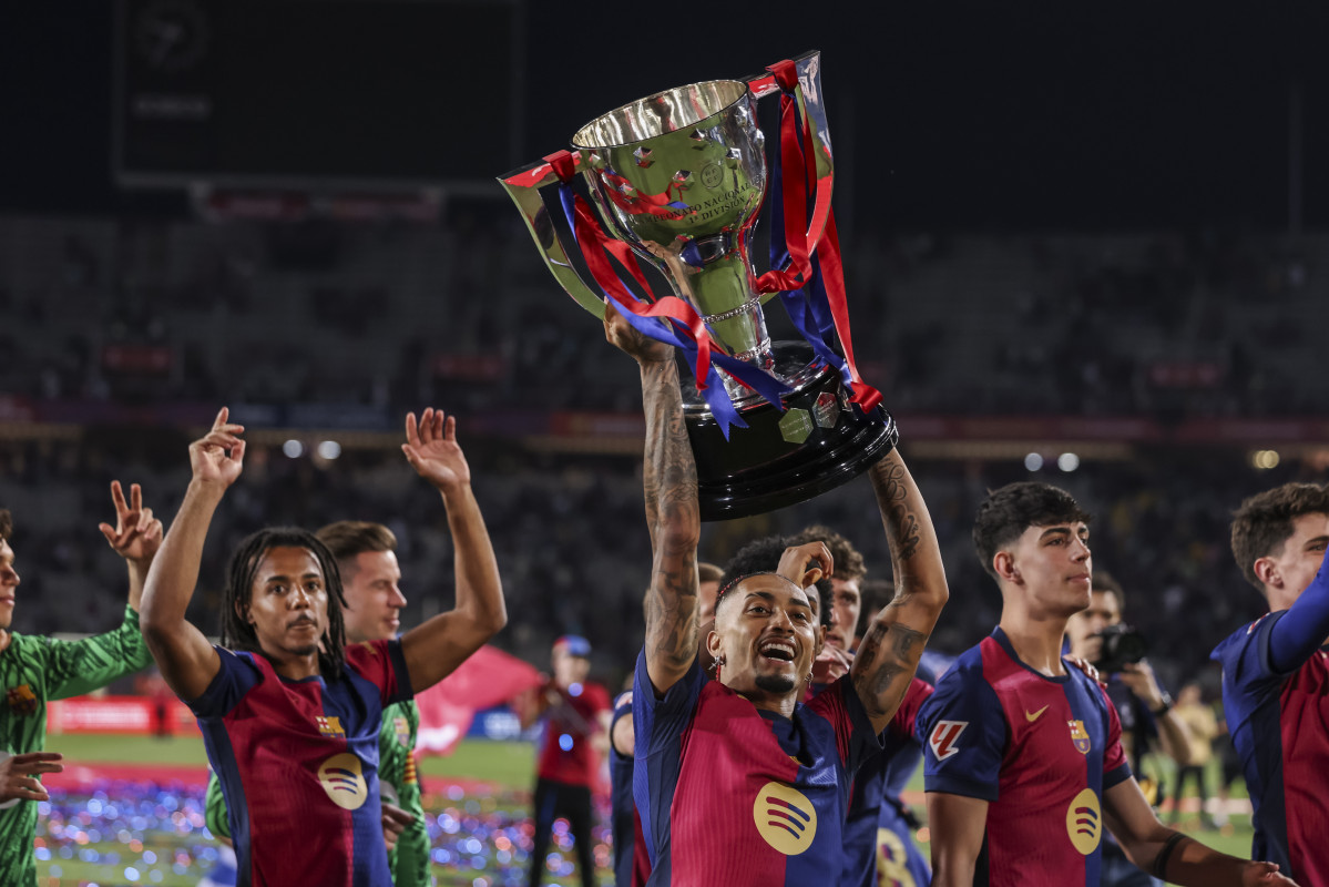 EuropaPress 6731672 raphinha dias belloli of fc barcelona celebrates with the trophy after the