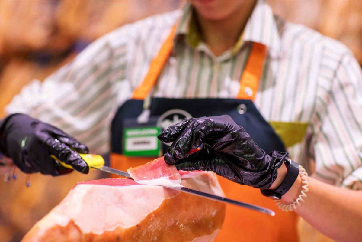 Una trabajadora de Mercadona corta jamón   EP