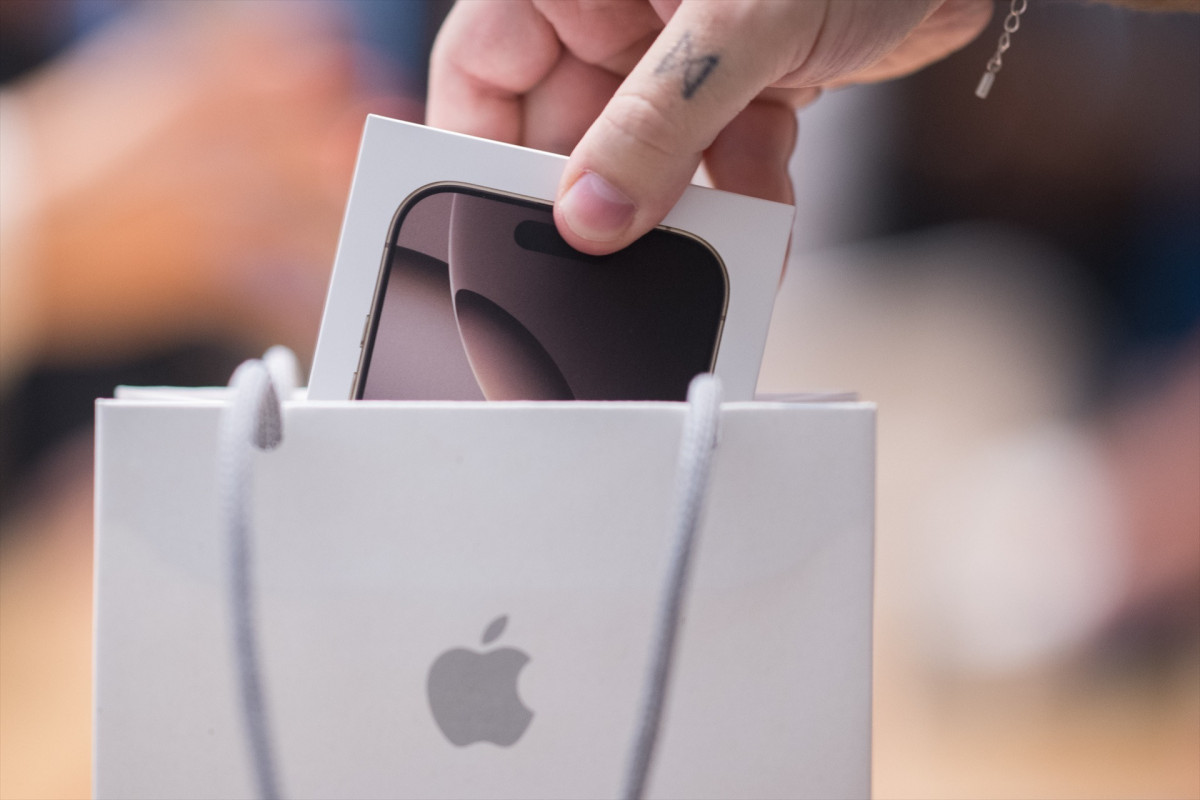 EuropaPress 6290960 20 september 2024 berlin an employee packs new iphone 16 in an apple store
