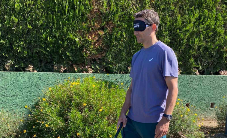 El tenista Tommy Robredo es posa en la pell d’una persona cega per un dia i juga a tenis amb un antifaç