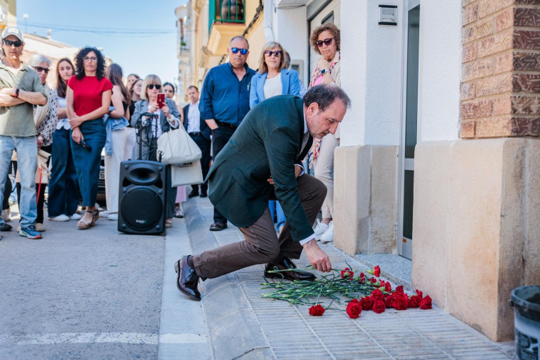 Les Borges Blanques homenatja els seus veïns amb 7 llambordes ‘stolpersteine’ contra l’oblit nazi