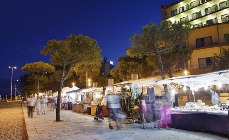 Tensió a Platja d’Aro després d'aprovar la reducció del 35% de les parades del mercat setmanal